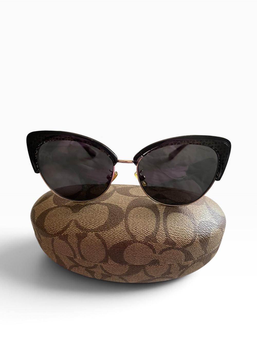 Coach HC7110 (L1112 Women’s Black Cat-Eye Sunglasses & Case